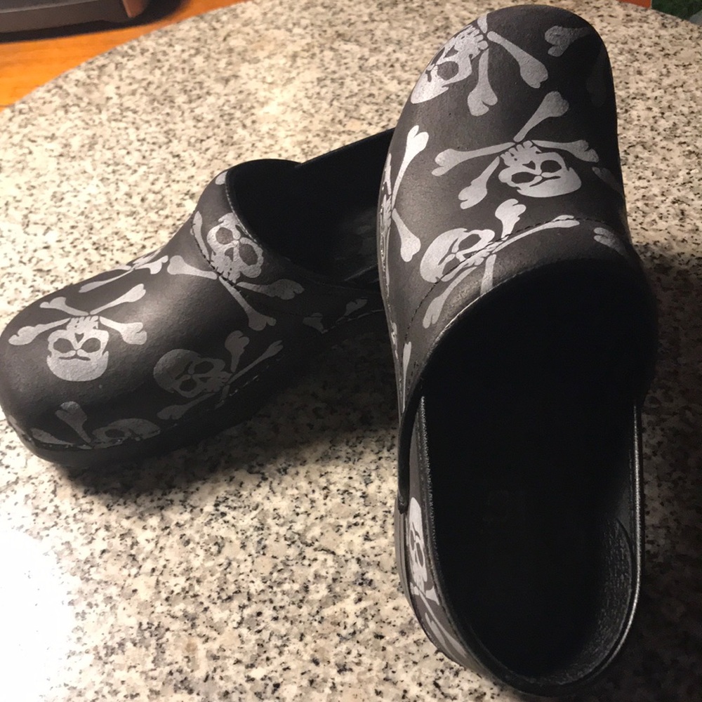 SANITA/DANSKO skull &bones clogs. RARE  -Size 37